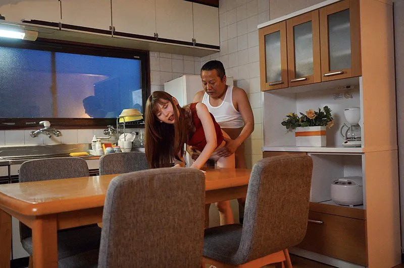 Bé con bị gã chồng mới của mẹ phang mỗi ngày, cho dù đã có người yêu